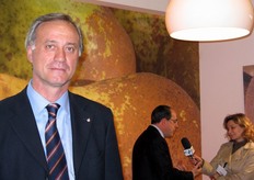 Domenico Sacchetto, Presidente di PIEMONTE ASPROFRUT. Sullo sfondo il ministro uscente Paolo De Castro mentre rilascia un'intervista.