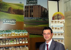 Lorenzo Bonezzi, in rappresentanza presso lo stand CERRETO s.r.l. La gamma proposta comprende erbe, spezie, legumi e cereali, minestroni e preparati per gastronomia, tutti a base unicamente vegetale.