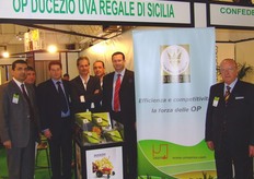 Da sinistra a destra, in rappresentanza della Società Cooperativa Agricola DUCEZIO: Giorgio Sortino, Raffaele Salvo, Salvatore Accardi, Giuseppe Pappalardo, Mario Moschetto, Roberto Ponte, Nunzio Li Rosi.