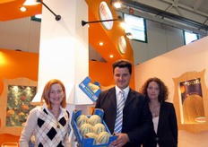 Da sinistra a destra, in rappresentanza di FRANCESCON O.P.: Margherita Avigni, Bruno Francescon, Paola Marinello.