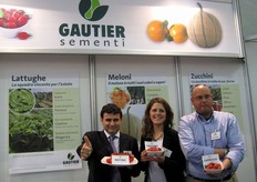 Da sinistra a destra, in rappresentanza di GAUTIER ITALIA: Maurizio Montalti, Pauline Rondeau, Benedetto Granata, con alcune delle novità presentate in fiera.