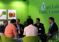 Nella foto è possibile vedere Patrizio Neri, Presidente del Consorzio Kiwigold - terzo da sinistra - e Alessandro Fornari - secondo da destra.