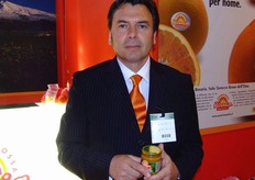 "Aurelio Pannitteri mostra un vasetto di marmellata di arancia rossa Rosaria. "Per ora non produciamo quantitativi industriali - spiega Pannitteri - la lavorazione è quasi artigianale e consente una produzione tra 3000 e 5000 barattoli al giorno. La marmellata risulta facilmente spalmabile e priva di pezzi troppo grandi di scorza, cosa che la rende apprezzata anche dai più piccoli. I primi test di assaggio, effettuati presso la CONAD, sono risultati molto positivi"."