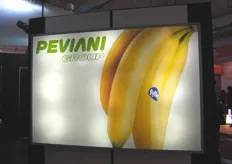 Uno dei pannelli dello stand Peviani mostra un casco di banane a marchio Fyffes.