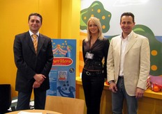 In rappresentanza della O.P. Assofruit, Francesco Nicodemo e Andrea Badursi, insieme alla splendida hostess dello stand.