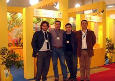 Alcuni rappresentanti dello stand della Regione Basilicata. Da sinstra a destra: Gianluca Gariuolo, Pino Santangelo e Piermichele Lasala (staff tecnico del Distretto Agroalimentare di Qualità del Metapontino), insieme a Vito Vitelli (Consorzio Vivaisti Lucani).