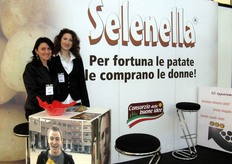 "In veste di "angeli custodi" dello stand SELENELLA (noto marchio del Consorzio delle Buone Idee), Lucia e Valentina."