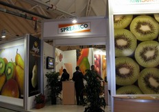 Stand SPREAFICO FRANCESCO & F.LLI S.p.A. Il gruppo conta di: aziende agricole di proprietà, tre magazzini per la lavorazione e lo stoccaggio dei prodotti ortofrutticoli e di quattro piattaforme per la distribuzione degli stessi. I principali prodotti commercializzati sono: Kiwi, Pere, Pesche e Nettarine e Mele, forniti tutto l'anno grazie anche all’approvvigionamento di merce d’importazione.