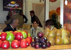 In trasparenza dalla vetrina vediamo il marchio Angelys, che caratterizza una nuova varietà di pere di ottimo gusto e lunghissima shelf-life.