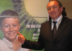 Giampaolo ha trovato un modo simpatico per coniugare lavoro e famiglia. Nella gigantografia pubblicitaria per il marchio Summerkiwi appare infatti anche uno dei suoi figli.