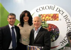 Gabriele Russo e Alina Fiordellisi (UNAPROA) posano per FreshPlaza insieme al simpatico Presidente della O.P. COZ (Consorzio Ortofrutticolo Zeviano), Pietro Spellini.