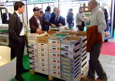 Gaetano Dello Iacono (XILOPACK - al centro della foto) mostra ad interessati clienti le nuove soluzioni di cassette proposte dall'azienda del Gruppo Fantoni.