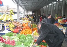 Su questo mercato vengono offerti anche agrumi, kiwi, peperoni, cipolle e melanzane provenienti da Georgia e Iran.