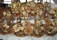 Composizione artistica di frutta secca e caramellata.