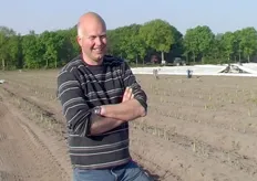 Il produttore olandese di asparagi Walter Gubbels è uno dei fornitori della compagnia The Greenery. Qui lo vediamo sorridente su uno dei suoi campi nella zona del Brabante del Nord.
