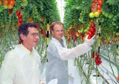 Franky van Looveren e Jacques van Weerdenburg ispezionano le varieta' di pomodori.