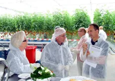 Theo van Leeuwen, produttore di pomodori gialli di Grubbenvorst, in visita con la moglie. Qui discutono con Nico van Vliet di De Ruiter Seeds.