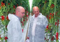 Anche Johan de Witte di Alexport (a sinistra) s'informa sulle nuove varieta' di pomodori durante la giornata di apertura. Qui lo vediamo discutere con Harry Duijnisveld di De Ruiter Seeds.