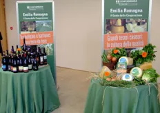 Un allestimento è stato preparato per presentare le ricchezze dell'agroalimentare cooperativo emiliano. Qui vediamo alcuni esempi di vini e formaggi.