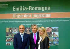 Il Presidente di Fedagri-Confcooperative, Paolo Bruni (al centro), giunge a salutare ospiti e giornalisti.
