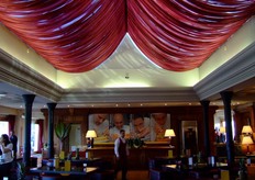 La sala, allestita con cura per ricevere gli ospiti dell'evento.