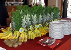 Una trionfale composizione di frutta tropicale a marchio Chiquita.