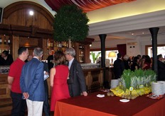 Si confabula affabilmente.