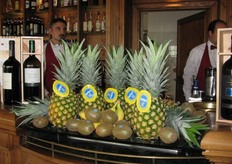 La frutta tropicale domina ovunque.