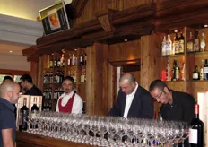 Nel frattempo, i barman sono in azione per dissetare gli ospiti della serata con cocktails a base di succhi di frutta.