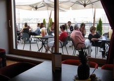 La terrazza si è riempita di visitatori.