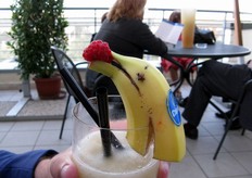 Curiosa decorazione a forma di testa di delfino, realizzata con una banana Chiquita e un lampone.