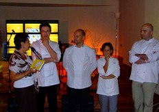 I pasticceri illustrano brevemente la storia e l'ispirazione che li ha guidati alla realizzazione dei dolci. Fabrizio Galla spiega che, durante un viaggio all'estero, ha scoperto con sorpresa una felice combinazione: quella tra ananas e cannella. Un mix riproposto oggi agli ospiti della serata.