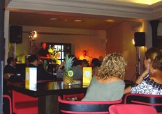 Atmosfera rilassata e piacevole tra i tavoli.