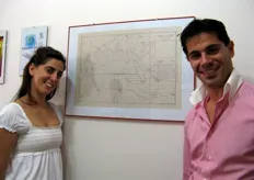 Vincenzo Bassi e sua sorella Fabrizia posano accanto ad una mappa topografica della Piana del Fucino, cuore dell'orticoltura abruzzese di qualita'.