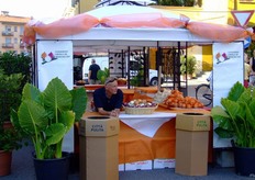 Il Presidente del Consorzio, Giuseppe Pasquali, presso lo stand allestito in piazza, il giorno prima dell'inaugurazione ufficiale della nuova sede del Consorzio Cipolla di Medicina IGP.