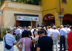 Una folla si raduna di fronte alla nuova sede del Consorzio.