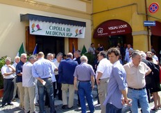 La giornata e' calda e assolata.