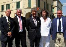 Giunge, gradito ospite, anche il presidente di Fedagri Confcooperative, Cav. Paolo Bruni (al centro nella foto). Da sinistra a destra: Giuseppe Pasquali (Presidente del Consorzio), Claudio Brintazzoli (coop. Cometa), Paolo Bruni, Sanzio Savigni (coop. Tre Spighe) e Giovanni Sarti (coop. Tre Spighe).