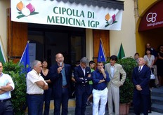 "La parola passa all'assessore Zonin, che sottolinea l'impegno profuso dall'amministrazione locale nell'opera di valorizzazione della cipolla. "Essere riusciti in questo intento su un prodotto "povero" come la cipolla - afferma Zonin - e' ancora piu' meritorio"."