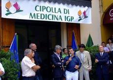 "Nel suo intervento, l'On. Rainieri ricorda la forte rappresentativita' del Consorzio, che riunisce oltre il 70% dei produttori locali di cipolle. "L'unificazione e' il primo passo - ricorda - per sostenere meglio i prezzi alla produzione"."
