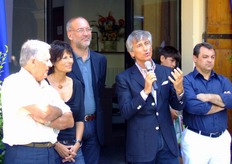 "La parola passa al Cav. Paolo Bruni, che sottolinea come l'inaugurazione della sede del Consorzio sia un ulteriore passo avanti nell'impegno profuso dalla regione Emilia-Romagna nella qualificazione e valorizzazione del territorio e delle sue eccellenze produttive. Inoltre, la coesione tra le cooperative Cometa e Tre Spighe rappresenta un esempio di come solo attraverso l'aggregazione si possa crescere e competere sul mercato. "Anche se e' noto che le cipolle fanno piangere - conclude Bruni - siamo certi che la Cipolla di Medicina dara' molti motivi di sorridere ai produttori"."