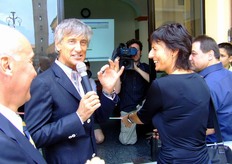 Il momento del taglio del nastro apre ufficialmente la sede del Consorzio Cipolla di Medicina IGP.