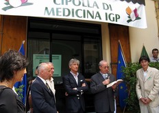 Il parroco locale interviene per benedire la nuova sede del Consorzio.