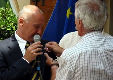 La spilla viene apposta sul bavero della giacca di Giuseppe Pasquali.