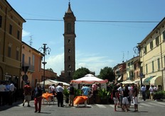 Lo stand del Consorzio allestito nella piazza offre ai visitatori un rinfresco.