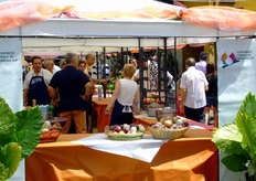 Lo stand in piena attivita'.