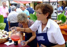 Rinfreschi presso lo stand del Consorzio Cipolla di Medicina IGP.