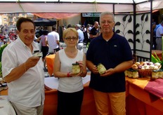 Francesco, Giancarla e Mario mostrano alcuni prodotti a base di Cipolla di Medicina IGP.