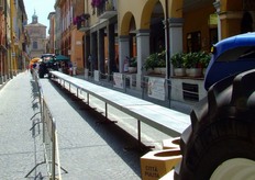 Su questa tavolata sara' allestita in serata un'unica frittata di cipolle, nel tentativo di battere il record mondiale ed entrare nel Guinness dei Primati.