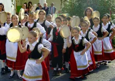 La Festa e' stata allietata da uno spettacolo di danza e canti tradizionali eseguiti dai bambini.